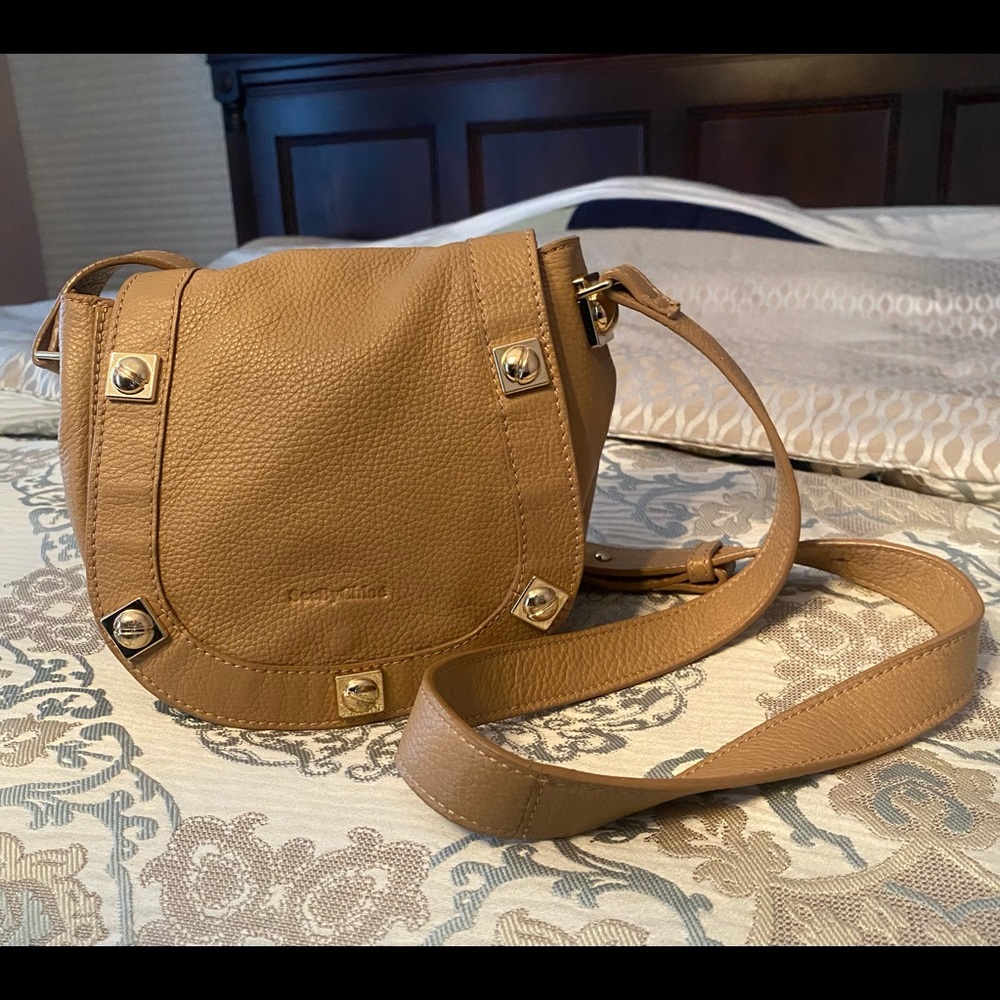 Beautiful crossbody with gold details
